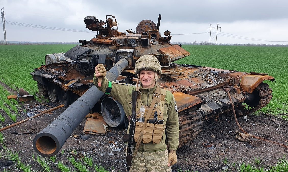 Військовослужбовець ЗСУ Ярослав Галас біля знищеного штурмовиками 128 бригади пострілом із ПТРК танка Т-90 «Владимир». 