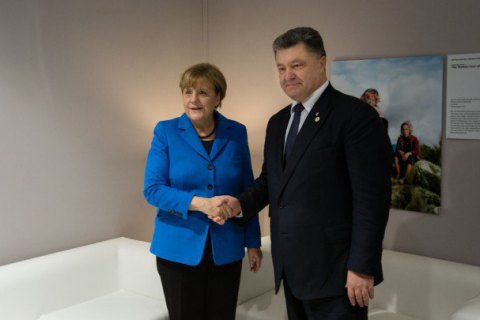 Порошенко: Меркель і Макрон підтримують «блакитні шоломи» на Донбасі