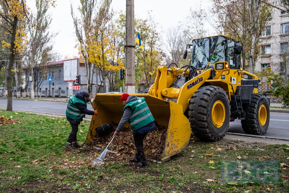 Таня з колегою збирає листя