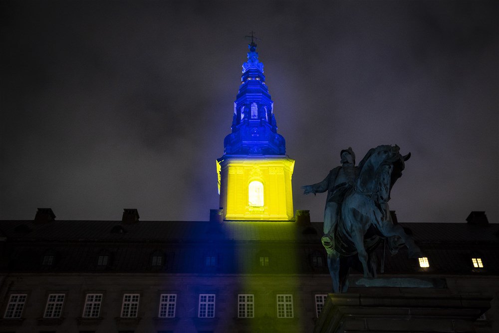Замок Крістіансборг у Копенгагені освітлений кольорами українського прапора