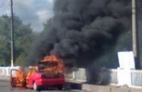 В Днепропетровске загорелась машина, парализовав движение транспорта