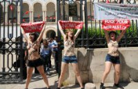 В Киеве начали судить активисток Femen и фотографа