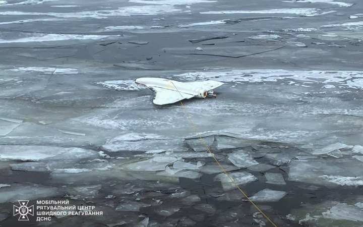 На Київщині залишки російського БпЛА знайшли на льоду водойми