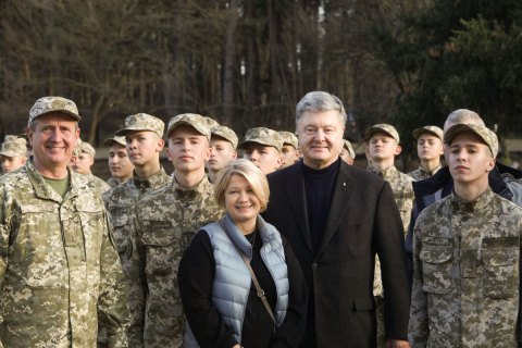Порошенко начал поездку на восток с посещения военного лицея в Кременной