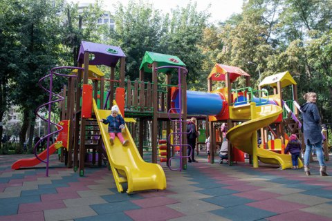 В Киеве запретили пользоваться детскими площадками