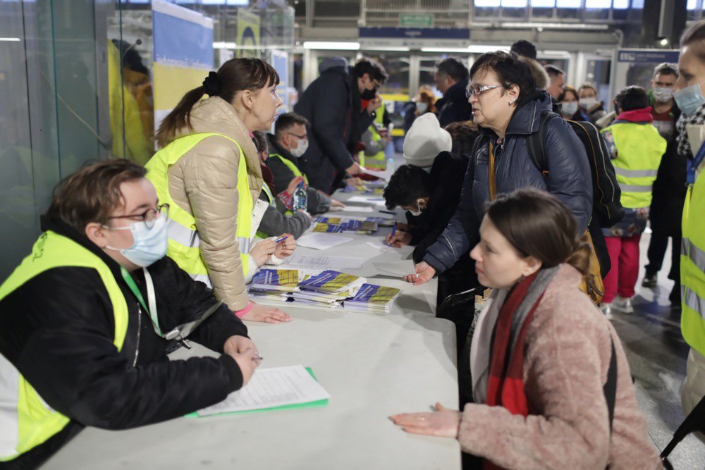 Українці, які прибули до Варшави, отримують необхідні консультації у службі допомоги біженцям на залізничній станції Варшава
Східна, 26 лютого 2022 р.