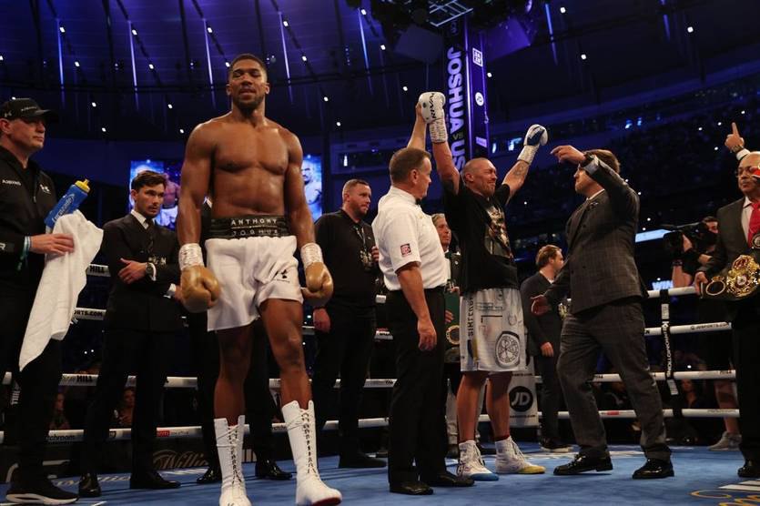 Українець Олександр Усик святкує перемогу над британцем Ентоні Джошуа