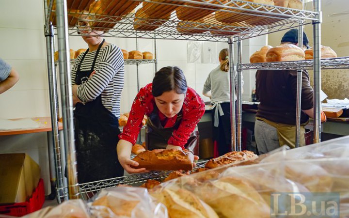 Дати людям хліб. Як інклюзивна пекарня допомагає тим, у кого все забрала війна 