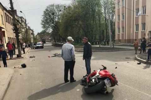 В Бродах мотоциклист влетел в стоящих на дороге велосипедистов