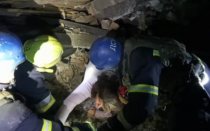 Обстріл Запоріжжя: рятувальники дістали родину з-під завалів