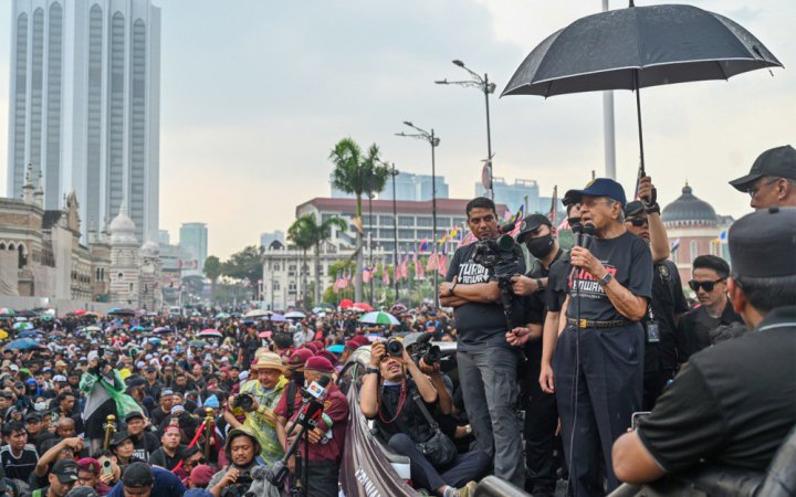У Малайзії тисячі людей вийшли на мітинг з вимогою відставки прем'єр-міністра 