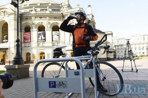У Києві біля шести станцій метро встановлять перехоплюючі велопарковки