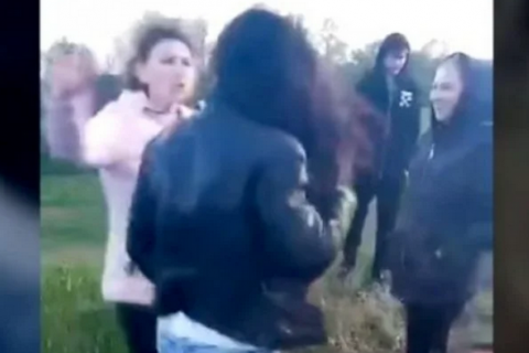 Булинг - в Запорожье школьницы жестоко избили свою подругу - видео — Украина