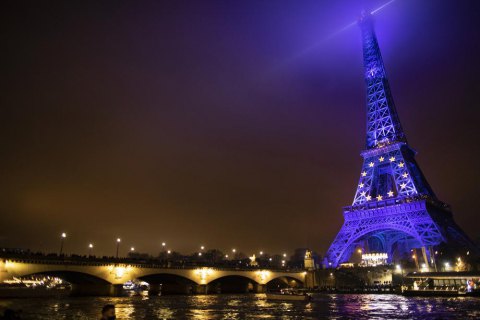 У Парижі з Тріумфальної арки зняли прапор ЄС, який викликав резонас