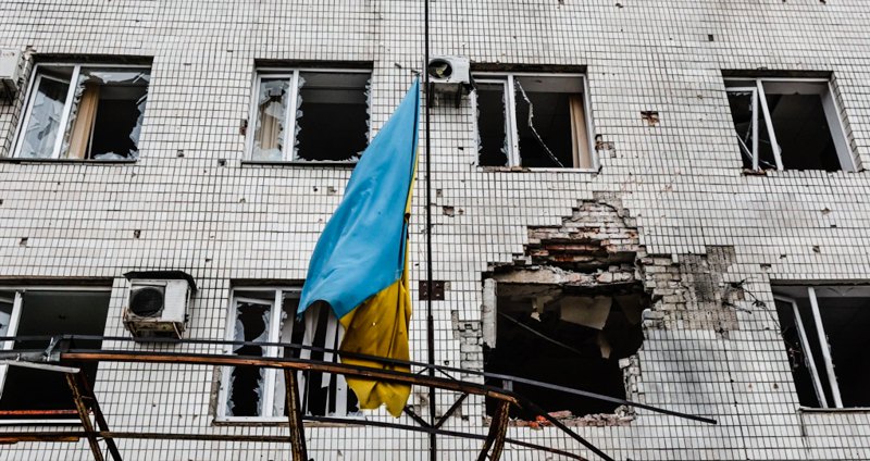 Прапор на адміністративній будівлі Мар'їнки після обстрілів окупантів, 14 квітня 2022.