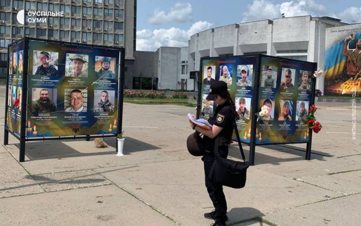 У Сумах невідомий пошкодив один із банерів на Алеї Слави 