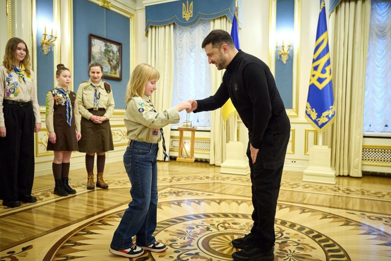 Пластуни передали президенту Вифлеємський вогонь