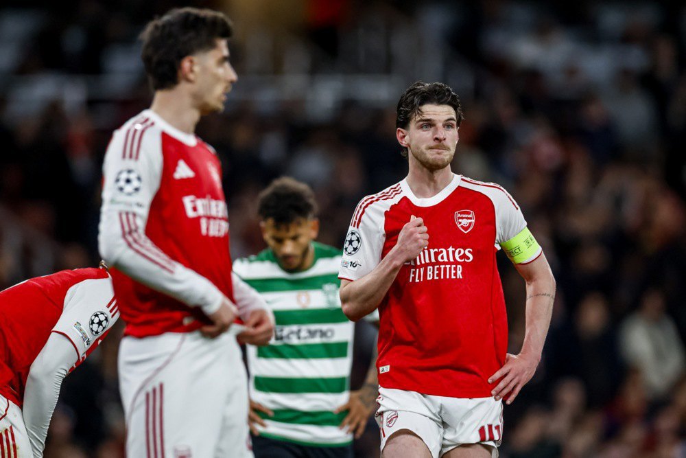 Деклан Райс (праворуч) апелює до арбітра