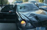 В Киеве Mercedes на полосе общественного транспорта сбил пешехода