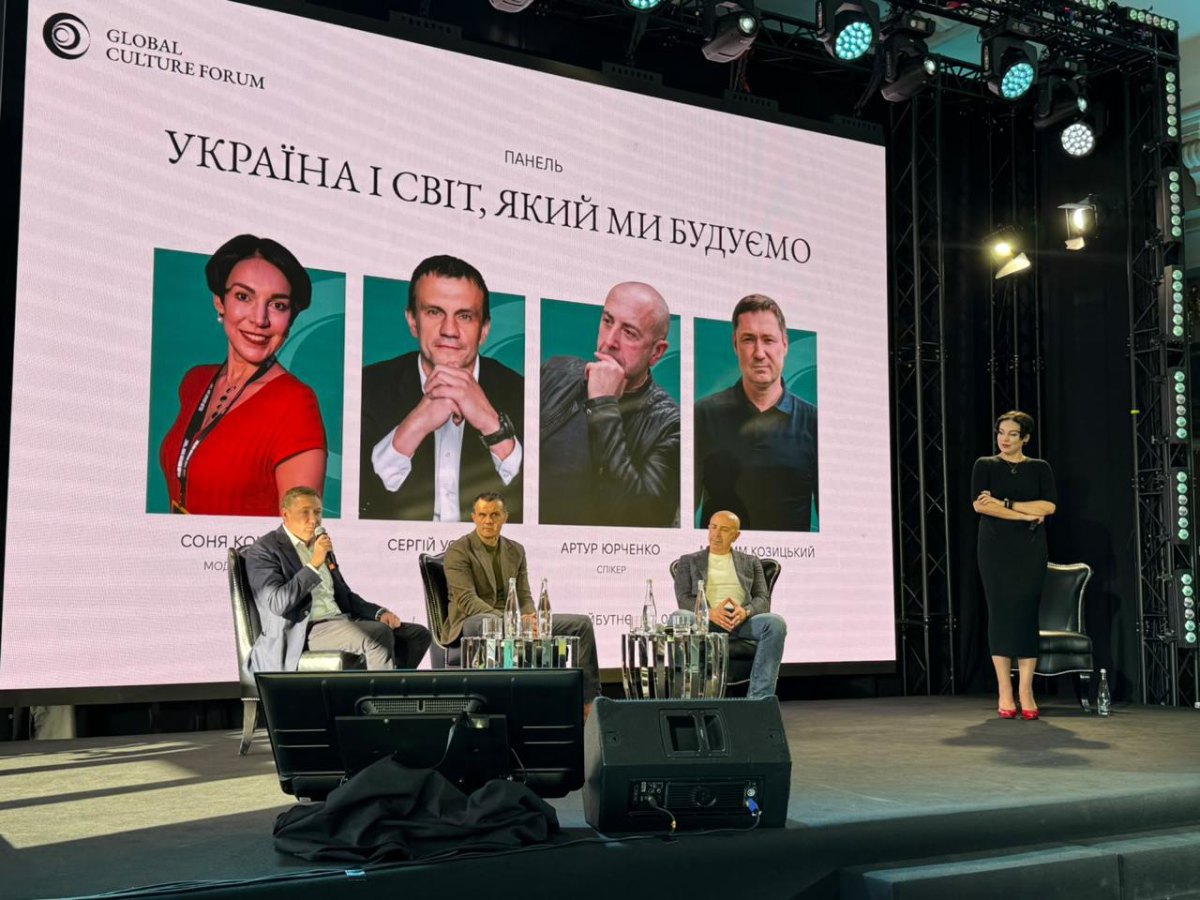 Максим Козицький, Сергій Устенко, Артур Юрченко та Соня Кошкіна (праворуч) під час панельної дискусії 