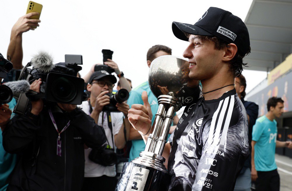 Антонеллі з кубком переможця Гран-прі Японії Формули-1