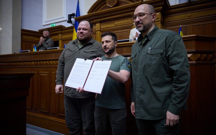 Зеленський, Стефанчук і Шмигаль підписали спільну заяву щодо стратегічної мети України – членства в ЄС