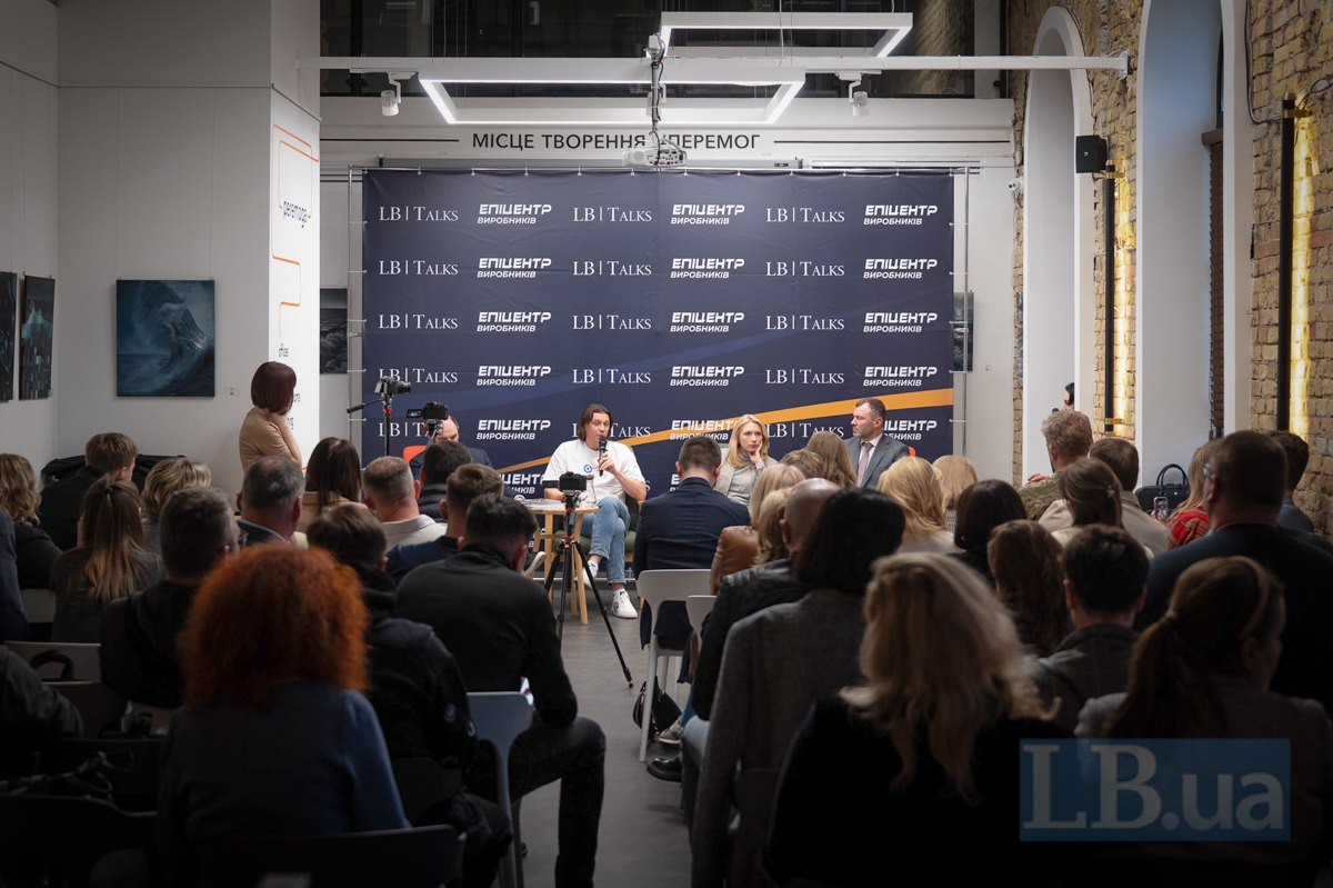 Артур Міхно ( у центрі) 