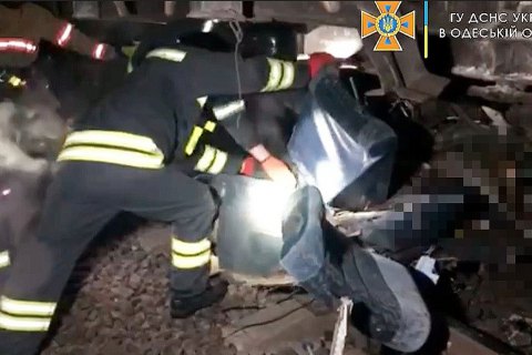 На Одещині легковик влетів у товарний потяг, загинув чоловік