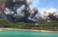 В турецкой Анталии вспыхнул сильный лесной пожар, огонь перекинулся на двухсоттысячный город 
