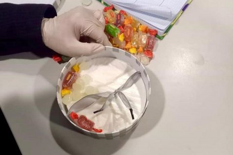 У пассажира самолета "Киев-Дублин" нашли полкило кокаина в коробке с конфетами-желейками