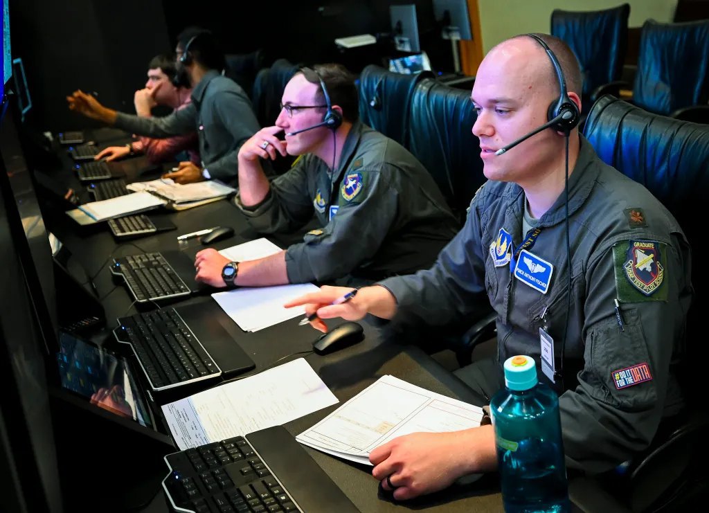 Інженери та випробувачі в Центральному пункті управління спостерігають за бойовими стрільбами ERAM 22 січня 2025 року на
авіабазі Еглін, Флорида