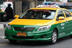 Таксист из Бангкока вернул пассажиру украшения на 410 тысяч долларов