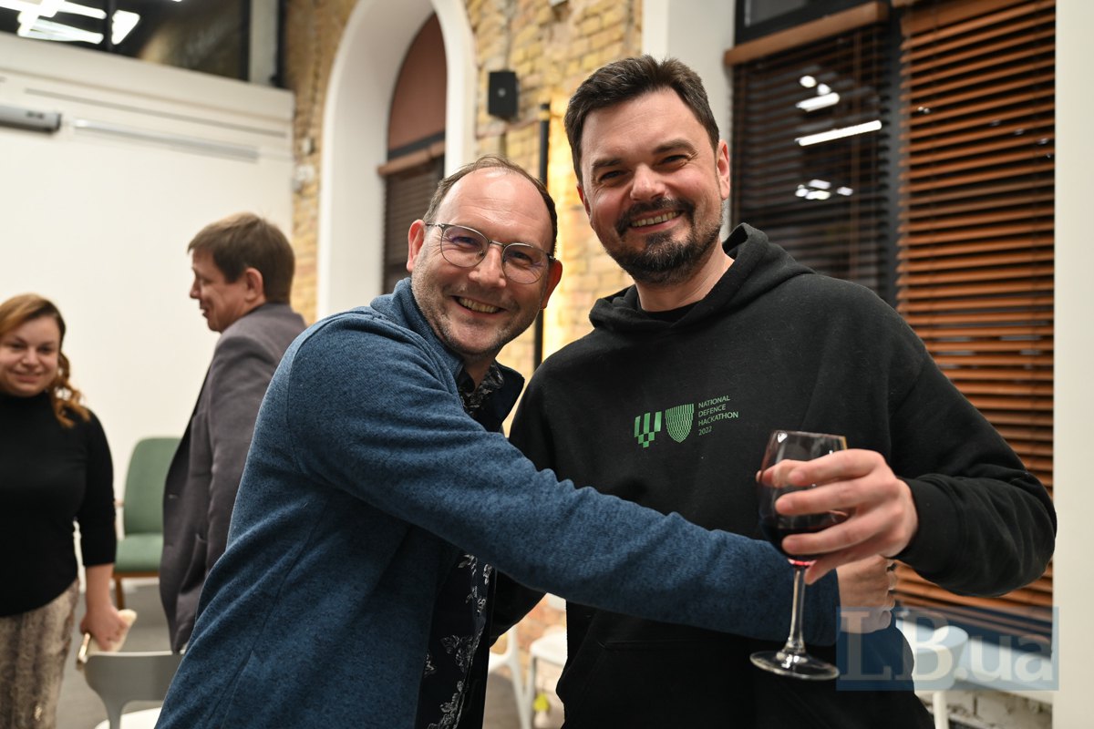 Координатор Аспен Інституту Київ, програмний директор Internews Ukraine Андрій Кулаков і радник міністра культури та стратегічних комунікацій України з питань стратегічних комунікацій та міжнародної співпраці Дмитро Золотухін(праворуч)