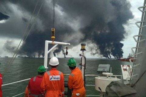 В Индонезии загорелось разлитое в море топливо