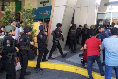 На Филиппинах бывший охранник ТЦ 10 часов держал в заложниках около 30 человек (обновлено)