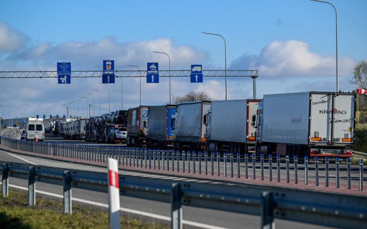 Близько 3,5 тисячі вантажівок досі залишаються у черзі на українсько-польському кордоні, — ДПСУ