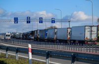 Близько 3,5 тисячі вантажівок досі залишаються у черзі на українсько-польському кордоні, — ДПСУ