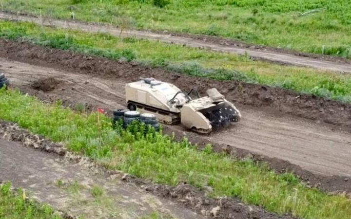 На Донеччині внаслідок підриву на снаряді отримала пошкодження машина з розмінування