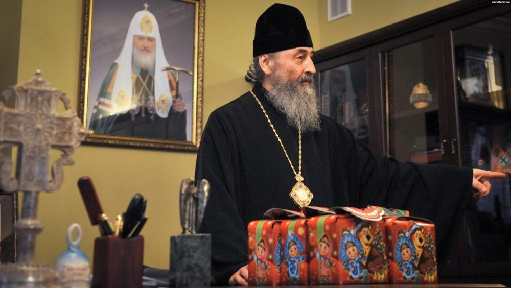 Голова УПЦ МП митрополит Онуфрій у своїй резиденції в Києво-Печерській лаврі, позаду нього на стіні – портрет
глави РПЦ патріарха Кирила, під час війни Росії проти України, Київ, 4 січня 2017 року