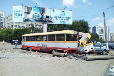 В Одессе трамвай задним ходом врезался в столб и протаранил автомобиль 