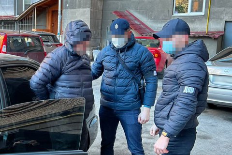 В Киеве на взятке в размере 230 тысяч гривень задержали чиновника Госгеокадастра и посредника 