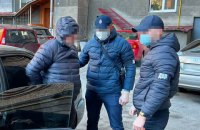 В Киеве на взятке в размере 230 тысяч гривень задержали чиновника Госгеокадастра и посредника 