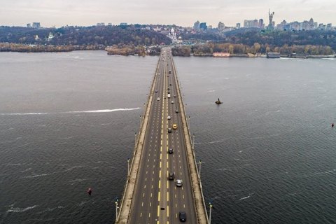 "Киевавтодор" сообщил об аварийной просадке покрытия на мосту Патона
