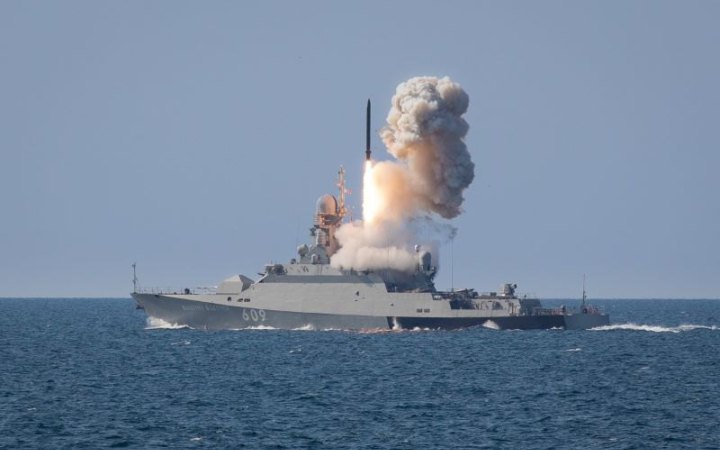 Росія вивела у Чорне море один ракетоносій
