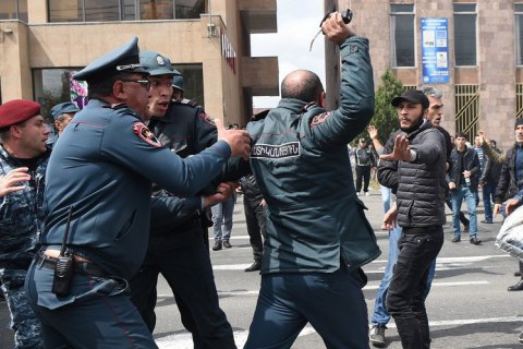 Количество задержанных в Ереване превысило 230