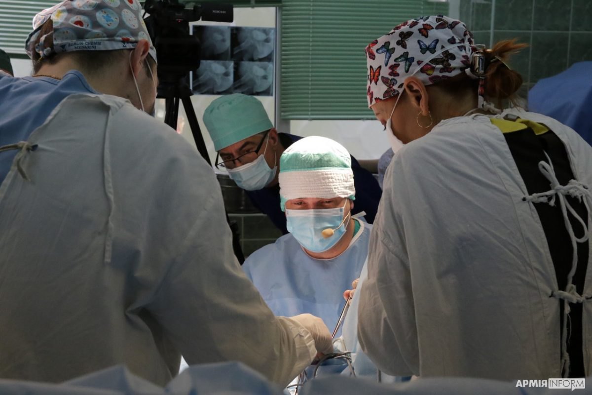 Анатолій Сандул (у центрі) під час операції в урологічному відділенні Головного військового клінічного госпіталю Міністерства
оборони України