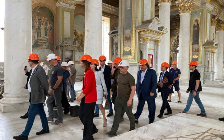 Італійські депутати оглянули зруйновані будинки та храм в Одесі