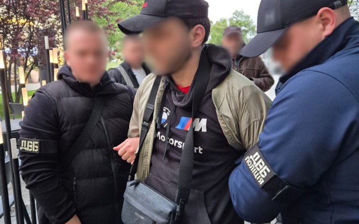 У Києві власник барбершопу допомагав клієнтам тікати від мобілізації за кордон
