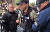 У Києві власник барбершопу допомагав клієнтам тікати від мобілізації за кордон