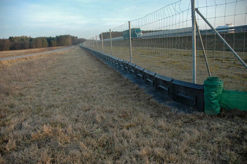 Сітка, яка обмежує доступ до автодороги диким тваринам у Польщі. 